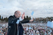 Insaurralde encabezó el acto de promesa a la bandera junto a 12 mil alumnos
