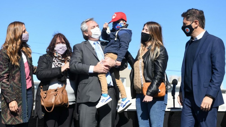Fernández inauguró la campaña bonaerense: entregó viviendas con Tolosa Paz y Gollan, y criticó a la oposición