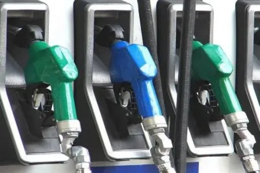 El gobierno nacional busca frenar a los intendentes que cobran la tasa a los combustibles