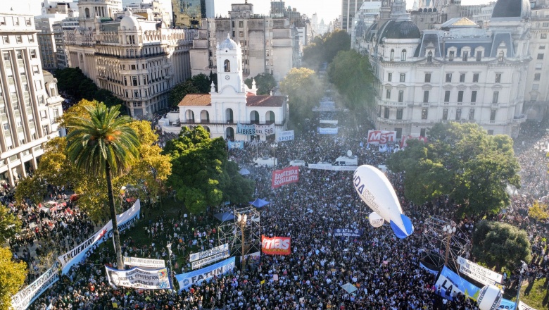 La marcha federal universitaria colmó la plaza de Mayo en defensa de la educación pública
