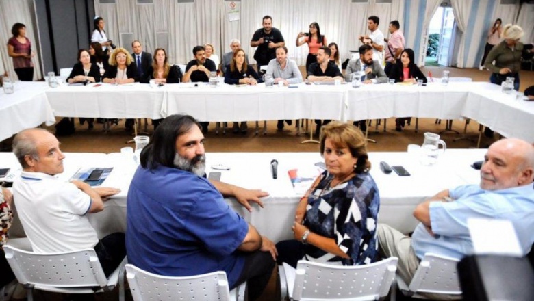 El Gobierno convocó a gremios docentes y estatales a paritarias la ...
