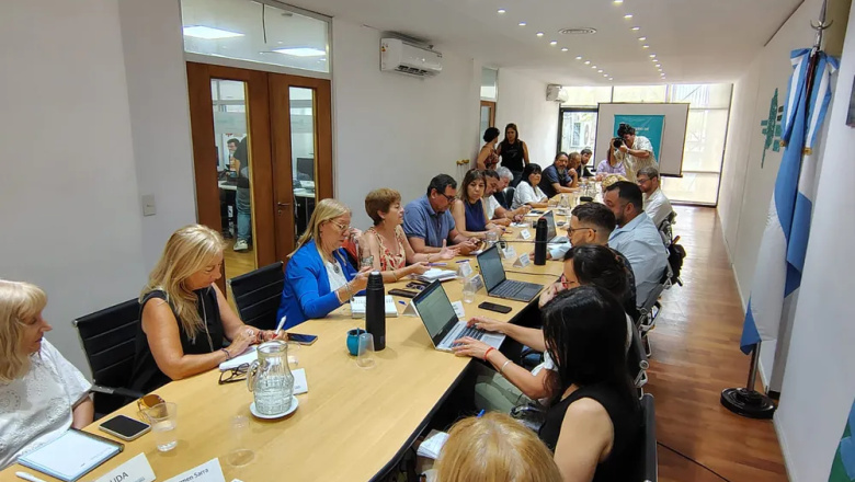 Provincia ofertó un 9% en tres cuotas: estatales ya aceptaron y los docentes están a un paso del acuerdo