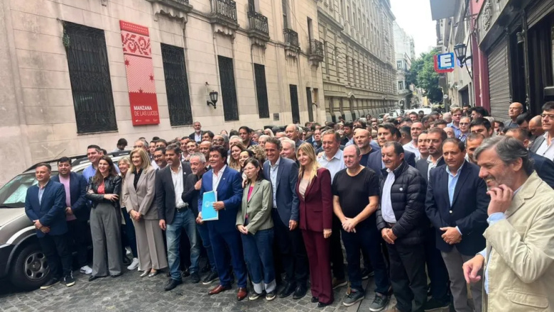 Intendentes bonaerenses marchan a Capital Humano por fondos para asistencia alimentaria