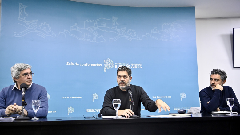 Conferencia de Carlos Biancos juntos al ministro Rodriguez y el director Girard