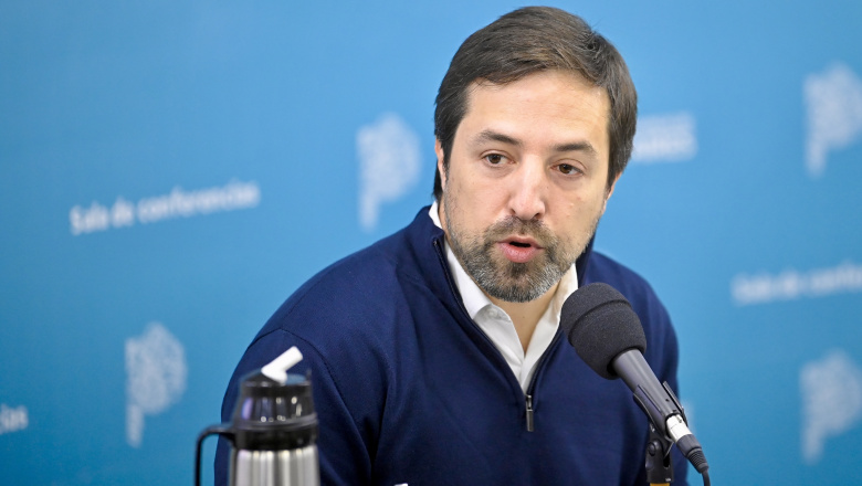 Conferencia del ministro Carlos Bianco acompañado por los funcionarios Nicolás Kreplak y Federico Agüero