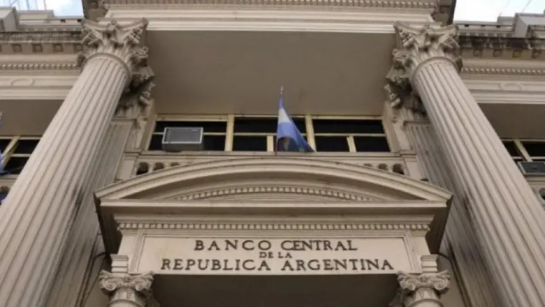 El Banco Central habilitó el pago de sueldos en dólares
