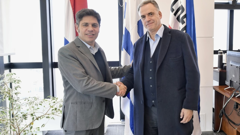 El gobernador Axel Kicillof cerró acuerdos de cooperación en Uruguay y criticó a Milei