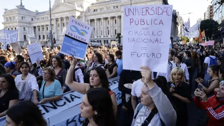 Reclamo de la UBA por la Ley de Financiamiento con clases públicas en Plaza de Mayo