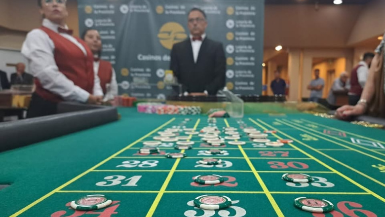 Sancionan ley que obliga a los administradores de las salas de juego a liquidar sueldo en la banca pública