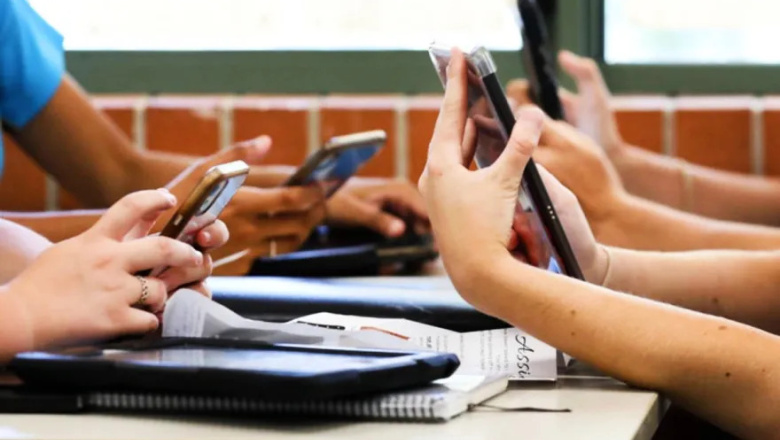 Sancionan ley para regular el uso de celulares en las escuelas secundarias