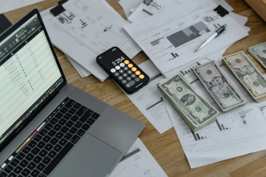 La jugada de Caputo para domar al dólar: sale a ofrecer nuevos bonos con una elevada tasa de interés