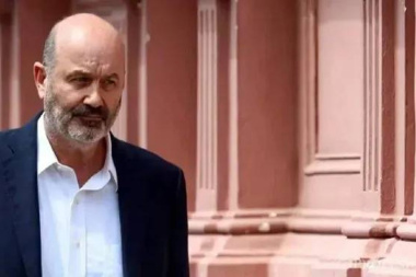 El denunciante de Sturzenegger dice que faltó la publicación en la OA y pide anular el contrato