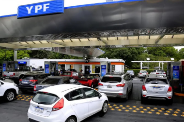 La nafta vuelve a aumentar en abril y hay colas de automovilistas en las estaciones de servicio