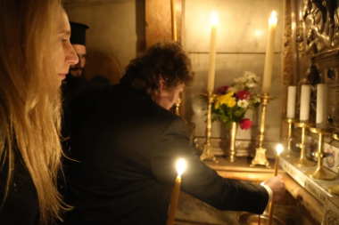 Milei rindió homenaje al papa Francisco desde el Santo Sepulcro y envió una carta al Episcopado
