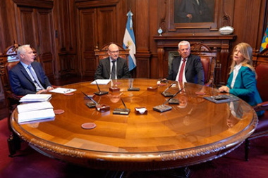 Entrega del proyecto de autarquía judicial a las autoridades de la Legislatura provincial
