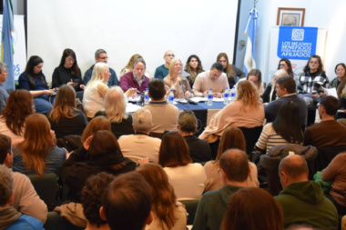 Docentes y empleados publicos aceptaron el aumento salarial de 7% en dos tramos