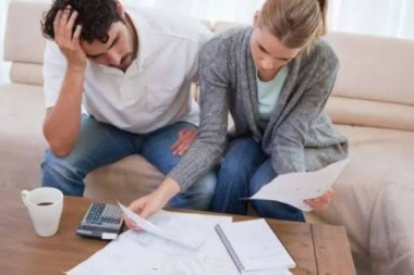 Ahorros o deudas: advierten que el 47,7% de los hogares argentinos no llega a fin de mes