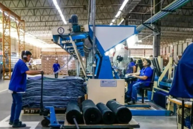 Advierten que la caída de la productividad laboral limita las mejoras salariales en la Argentina