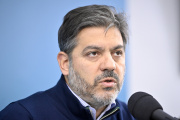 Conferencia de Carlos Bianco junto al ministro de Trabajo, Walter Correa, y el subsecretario de Energía, Gastón Ghioni.