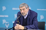 El ministros de gobierno Carlos Bianco en conferencia junto a Nicolás Kreplak y Roberto Salvarezza
