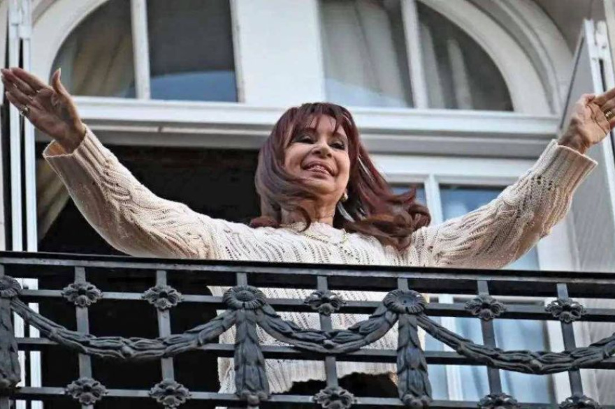 CFK chicaneó a Milei por su relación con EE.UU.: “Cuando no les sirvas más te van a tirar al basurero”